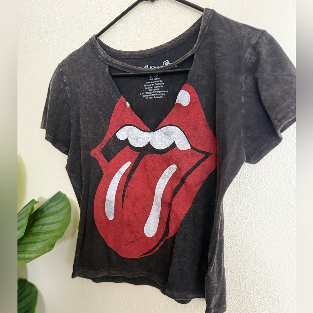 Cropped Rolling Stones Tee with Red Lips Design
